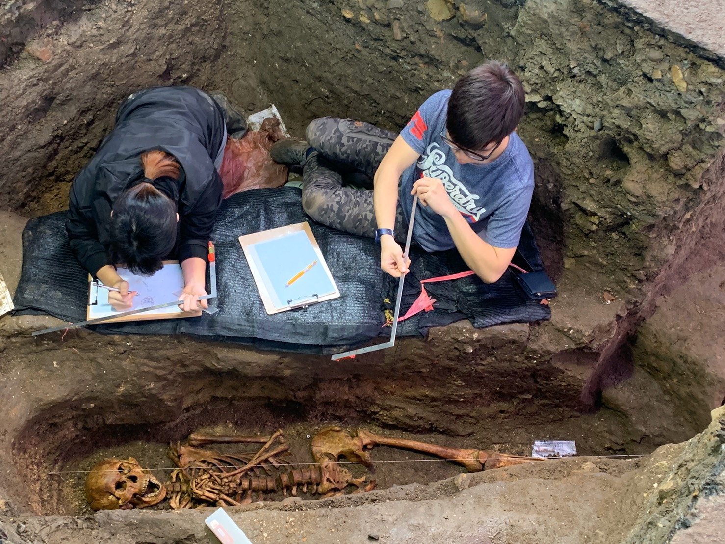 平一路考古現場從開挖至今已發現15具遺駭,今(20)日挖掘出的遺骸雙手放在胸前成祈禱狀。 圖:基隆市文化局/提供 平一路考古現場從開挖至今已發現15具遺駭,今(20)日挖掘出的遺骸雙手放在胸前成祈禱狀。 圖:基隆市文化局/提供