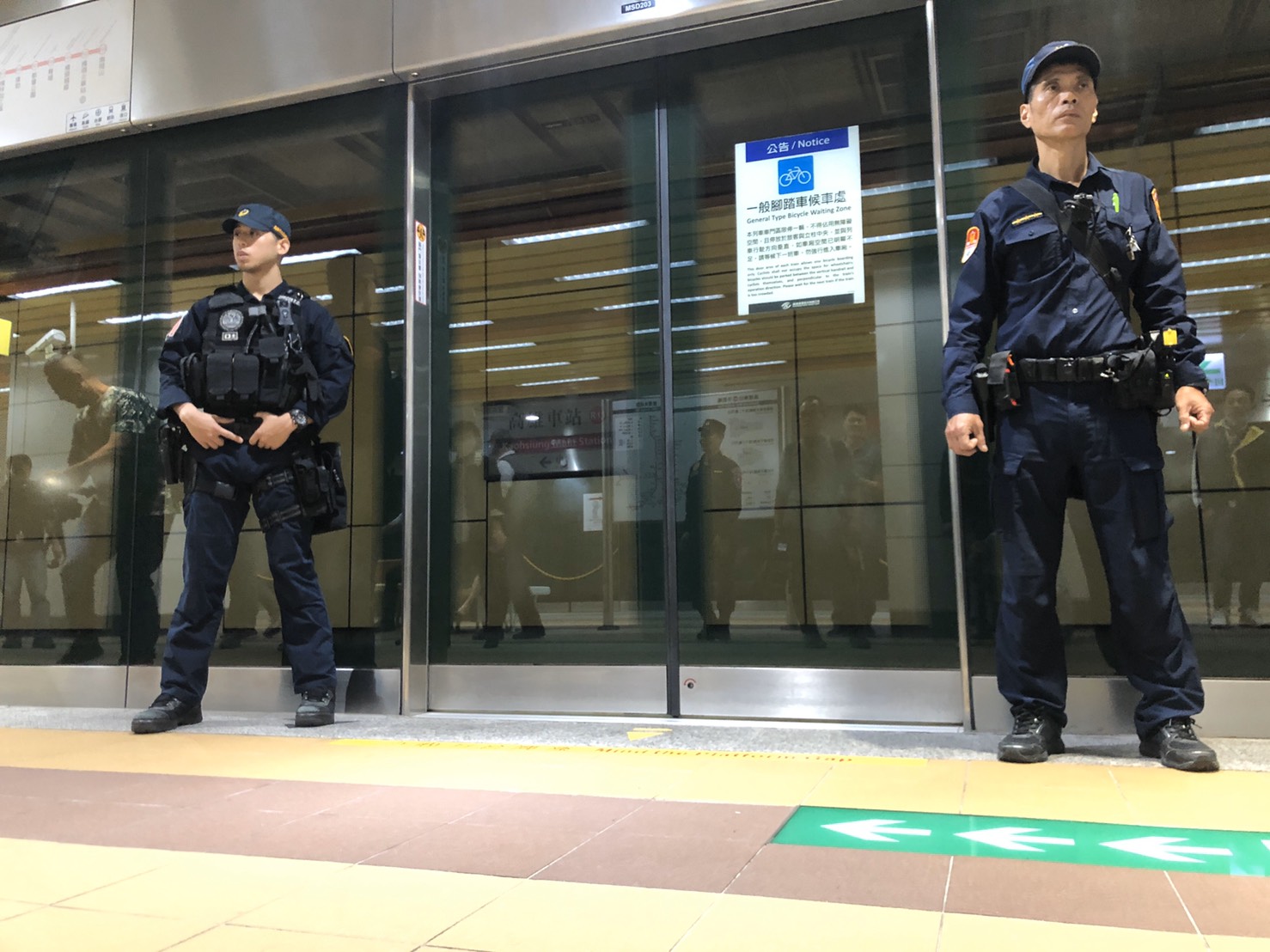 警方在捷運站加派警員巡邏。 圖:高雄市警局/提供 警方在捷運站加派警員巡邏。 圖:高雄市警局/提供
