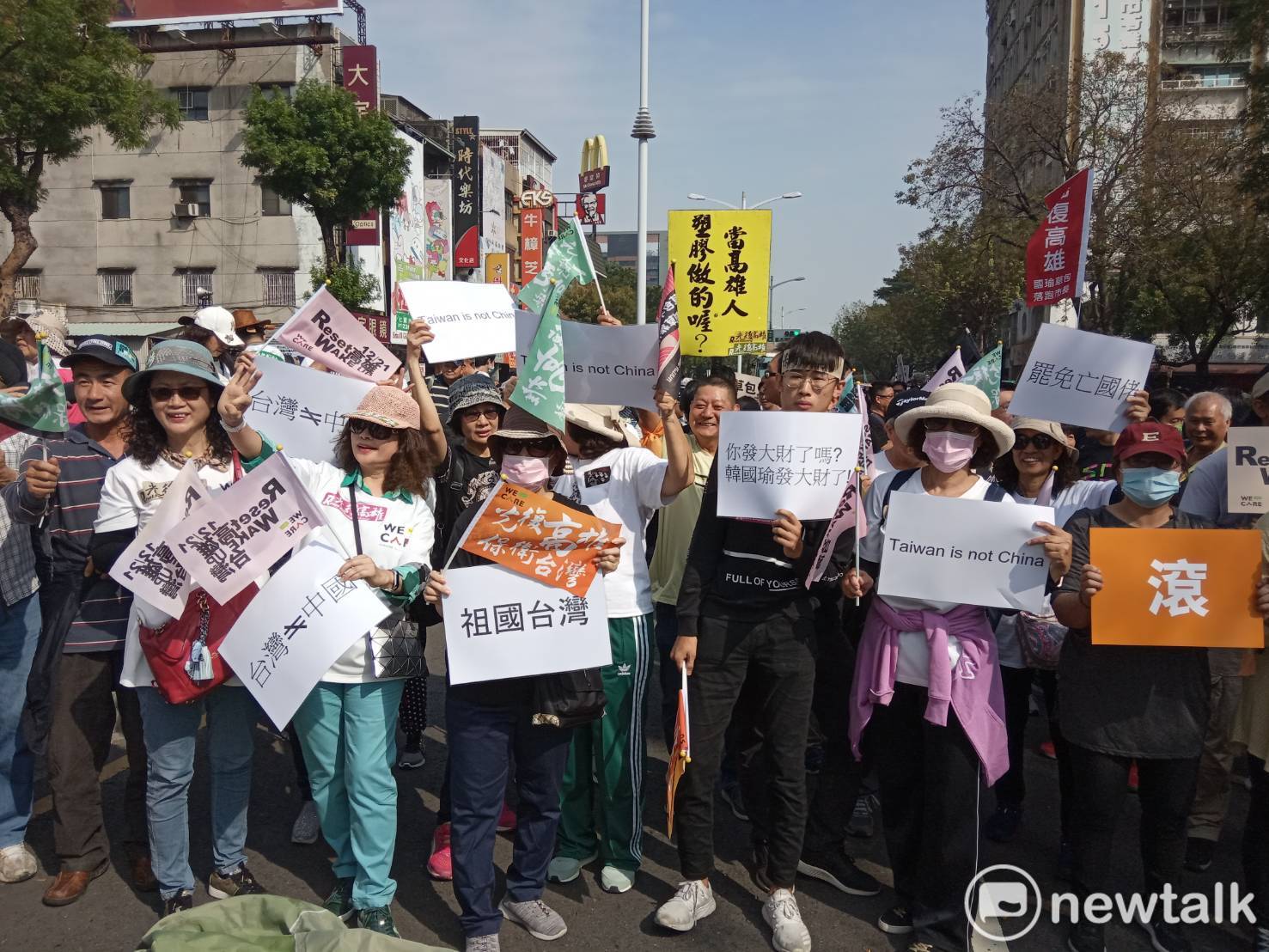 參加罷韓遊行的民眾高舉各種自製標語,盼獲得更多民眾關注。 圖:孫家銘/攝 參加罷韓遊行的民眾高舉各種自製標語,盼獲得更多民眾關注。 圖:孫家銘/攝