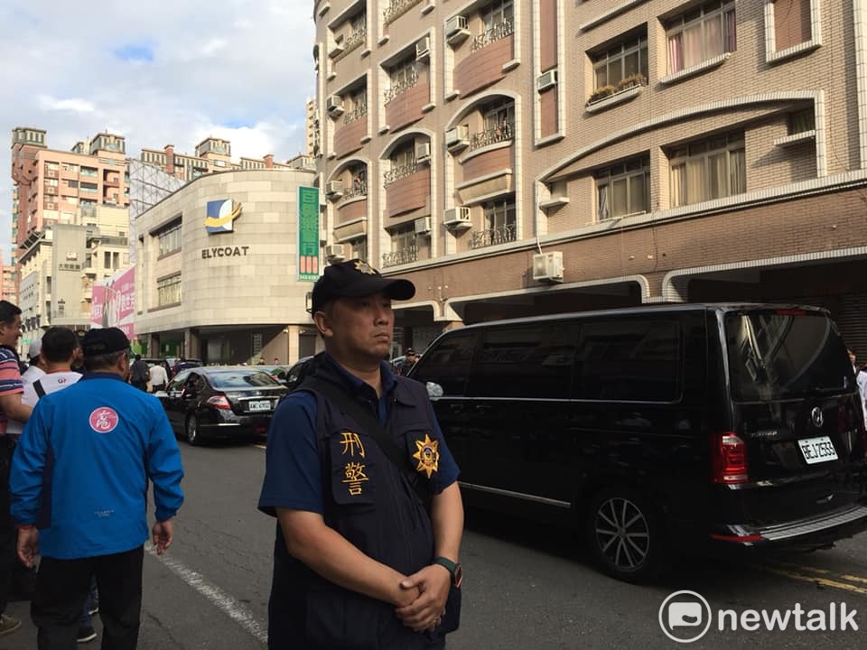 挺韓大遊行終點的演講結束後,國民黨總統候選人韓國瑜在舞台後方,由大批警力維安,驅車離開並行經民進黨總統蔡英文與立委劉世芳競選總部 圖 : 張淑惠攝 挺韓大遊行終點的演講結束後,國民黨總統候選人韓國瑜在舞台後方,由大批警力維安,驅車離開並行經民進黨總統蔡英文與立委劉世芳競選總部 圖 : 張淑惠攝