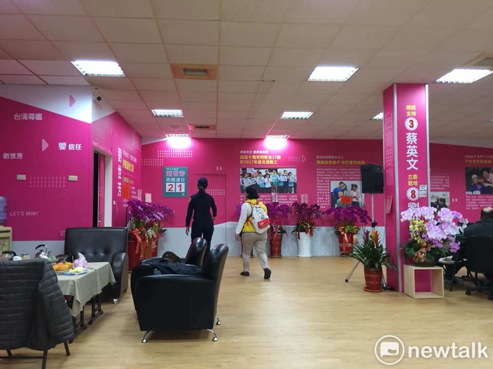 挺韓大遊行的民眾,就近向民進黨總統蔡英文與立委劉世芳聯合競選總部借廁所。 圖 : 張淑惠攝 挺韓大遊行的民眾,就近向民進黨總統蔡英文與立委劉世芳聯合競選總部借廁所。 圖 : 張淑惠攝