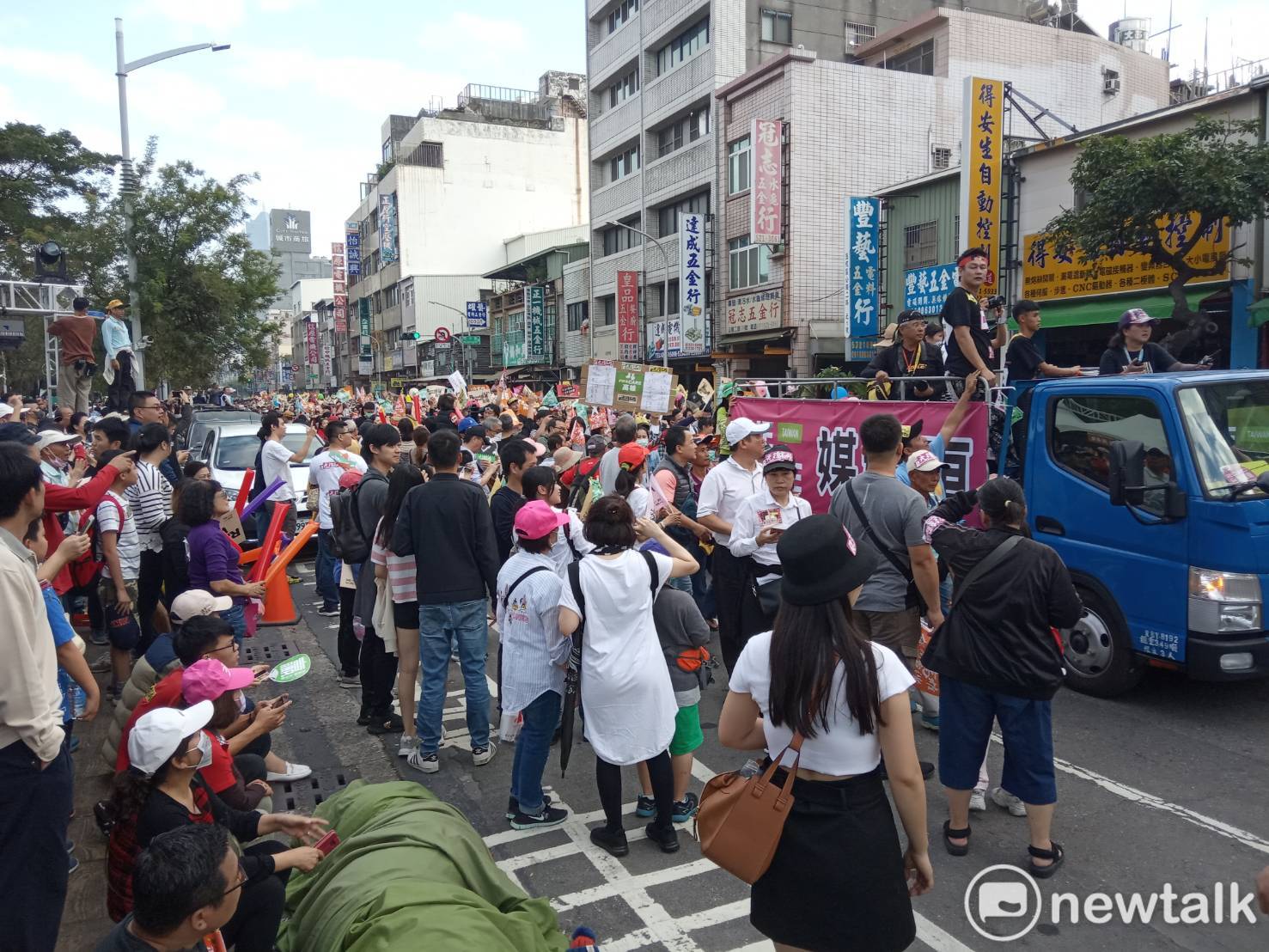 罷韓大遊行現場湧進許多民眾參與。 圖:孫家銘/攝 罷韓大遊行現場湧進許多民眾參與。 圖:孫家銘/攝