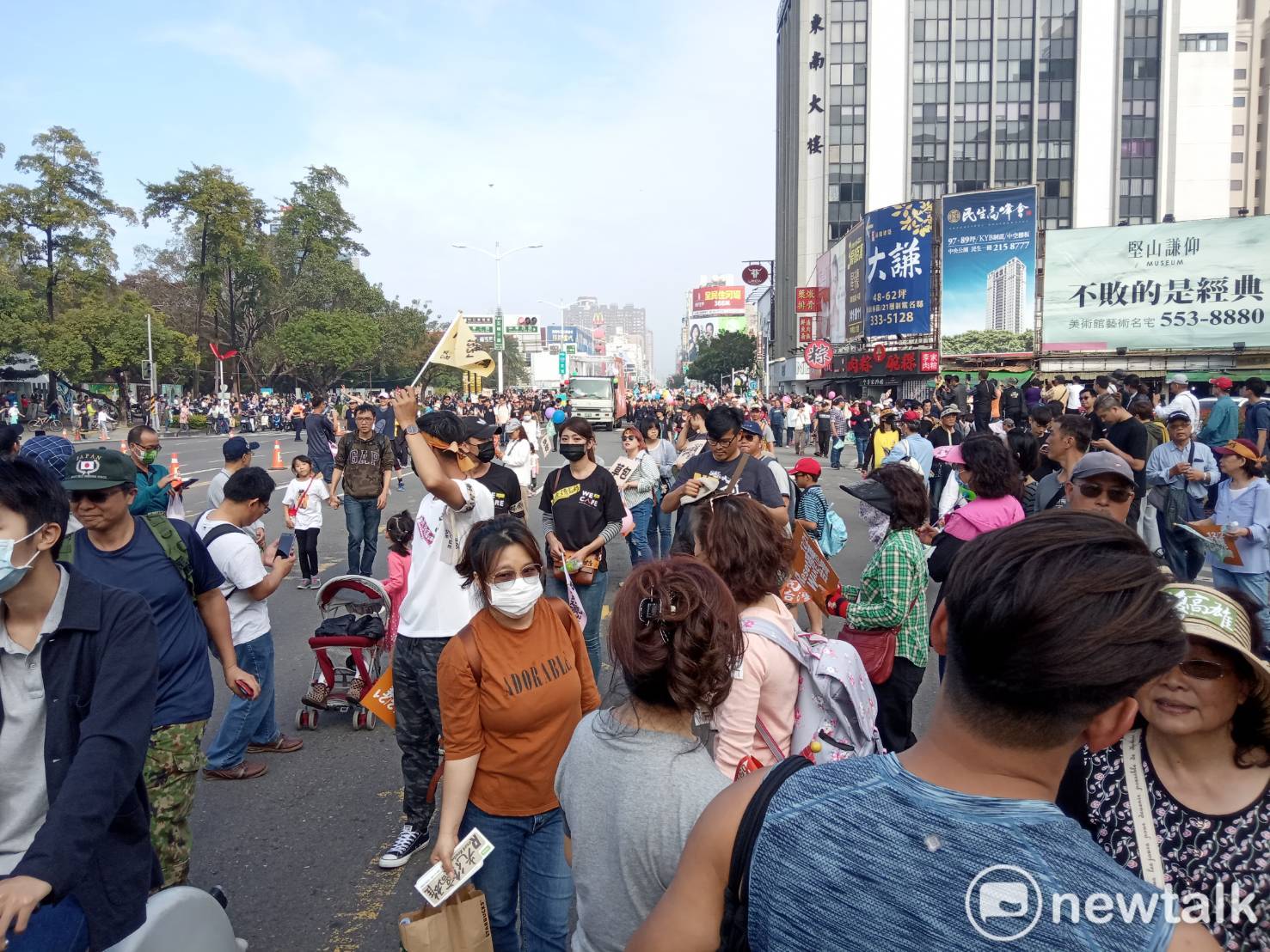 民眾一邊拿旗幟,一邊舉標語,參加罷韓大遊行。 圖:孫家銘/攝 民眾一邊拿旗幟,一邊舉標語,參加罷韓大遊行。 圖:孫家銘/攝