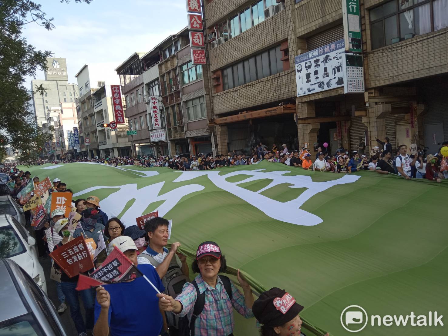 「光復高雄,保衞台灣」的緑色大布條進場引起熱烈掌聲。 圖:孫家銘/攝 「光復高雄,保衞台灣」的緑色大布條進場引起熱烈掌聲。 圖:孫家銘/攝