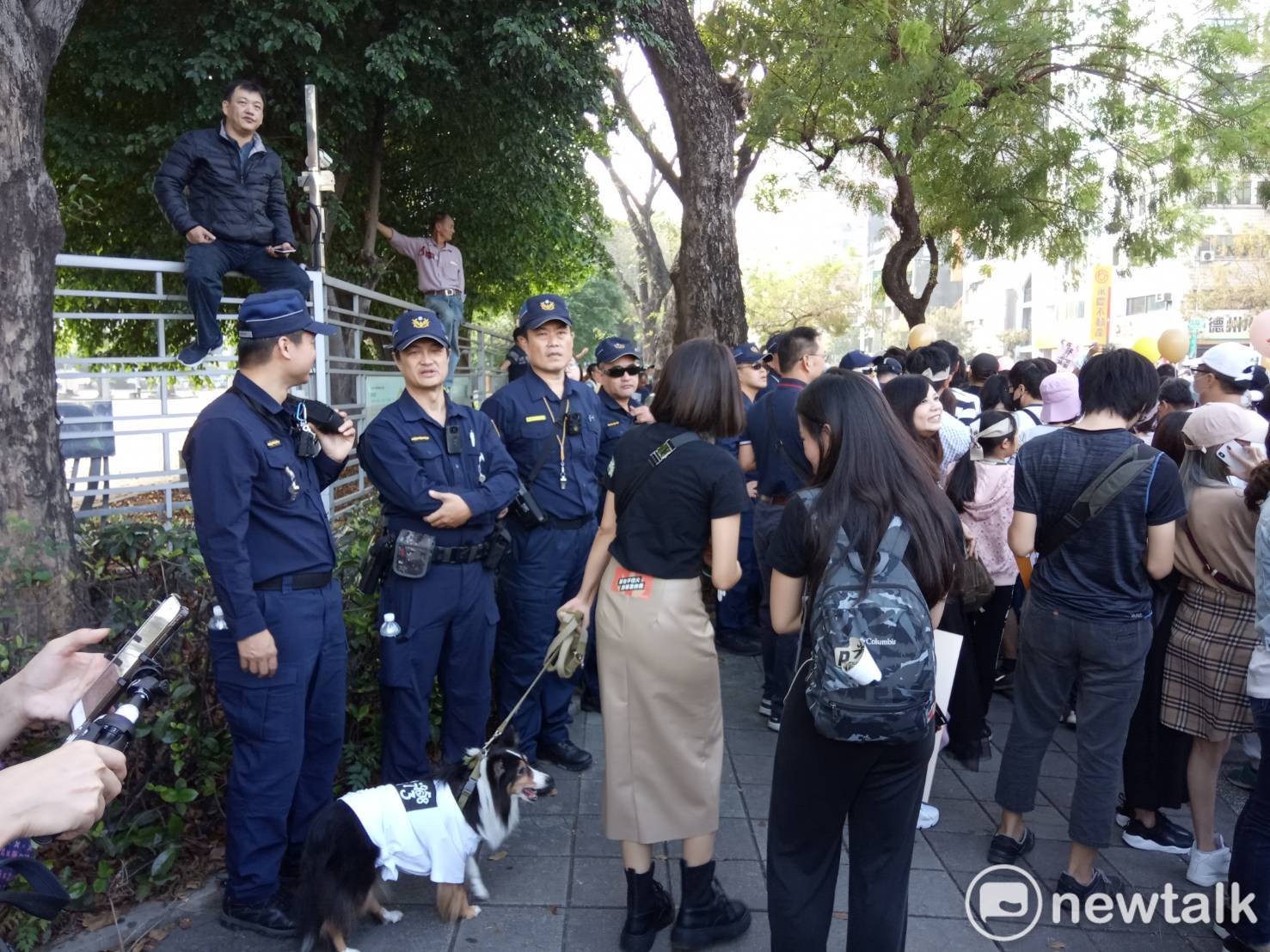 沿途每個路口都部署大批警力交管及維安。 圖:孫家銘/攝 沿途每個路口都部署大批警力交管及維安。 圖:孫家銘/攝