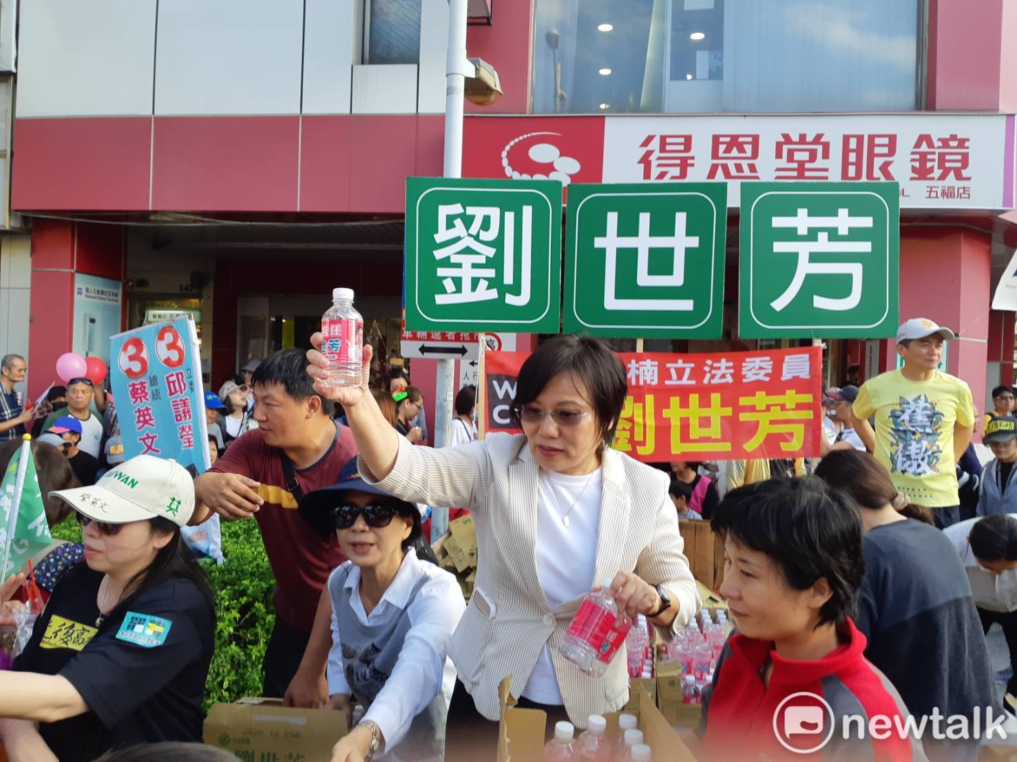 劉世芳參與遊行,不忘向民眾拉票。 圖:蔡坤龍/攝 劉世芳參與遊行,不忘向民眾拉票。 圖:蔡坤龍/攝