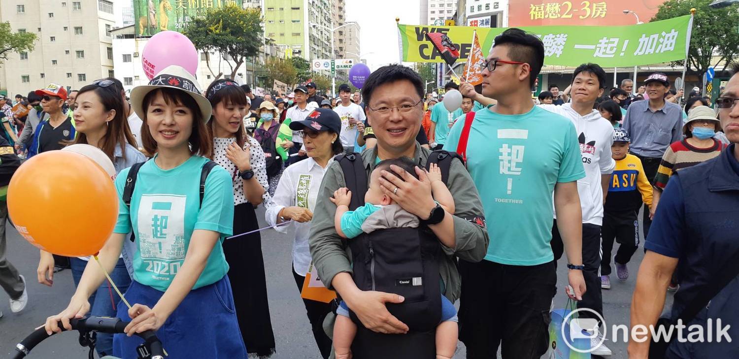 趙天麟帶著自己的寶寶參加遊行。 圖:蔡坤龍/攝 趙天麟帶著自己的寶寶參加遊行。 圖:蔡坤龍/攝