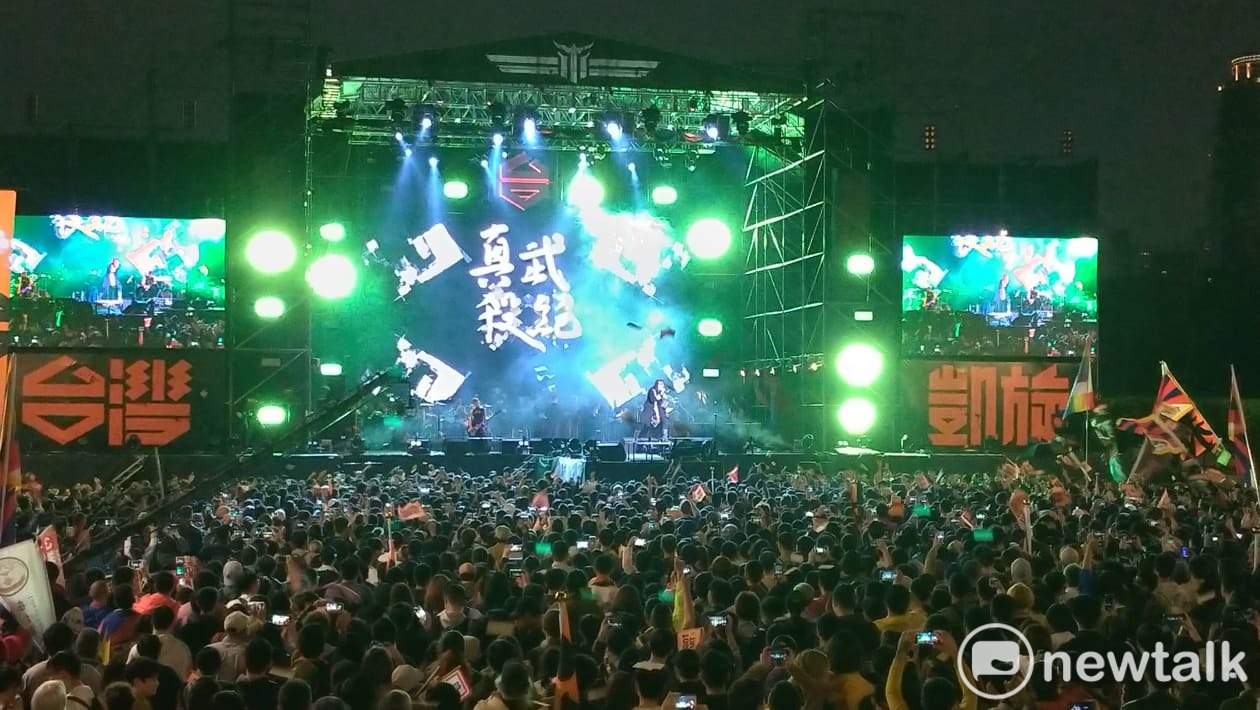 閃靈晚間開場,吸引樂迷參加。 圖:陳佩君/攝 閃靈晚間開場,吸引樂迷參加。 圖:陳佩君/攝