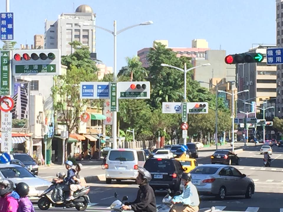 高雄設於道路中間的路燈密度,以及十字路口向來兩邊都標示街道名稱的現象(如照片中的「市中一路」)。 張淑惠攝 高雄設於道路中間的路燈密度,以及十字路口向來兩邊都標示街道名稱的現象(如照片中的「市中一路」)。 張淑惠攝