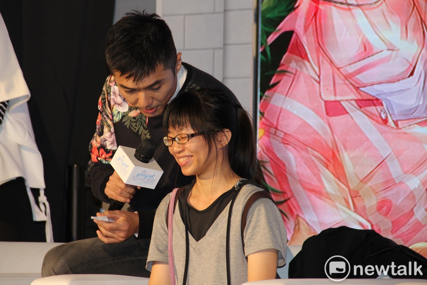 「李澤言」的聲優葉文豪於現場ASMR中展現霸氣總裁氣魄 圖:蔡幸秀/攝 「李澤言」的聲優葉文豪於現場ASMR中展現霸氣總裁氣魄 圖:蔡幸秀/攝
