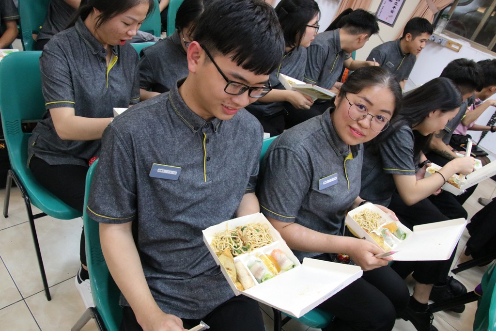 外生吃到家鄉味食物的時候,既驚訝又開心。 圖:移民署提供 外生吃到家鄉味食物的時候,既驚訝又開心。 圖:移民署提供