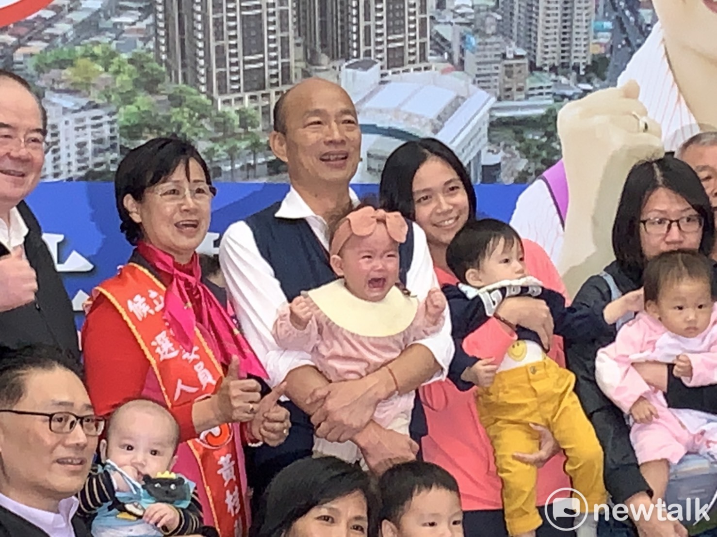 國民黨總統候選人韓國瑜22日與國民黨立委參選人黃桂蘭一同出席寶寶爬行賽。 圖:陳佩君/攝(資料照) 國民黨總統候選人韓國瑜22日與國民黨立委參選人黃桂蘭一同出席寶寶爬行賽。 圖:陳佩君/攝(資料照)