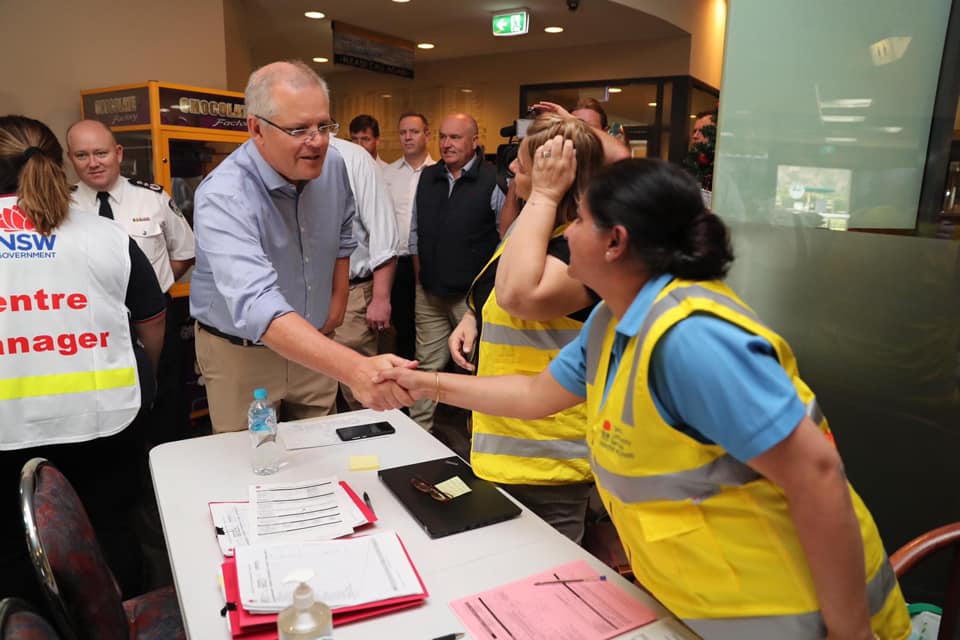 莫里森回國後,到處慰問幫忙災情的工作人員。 圖:翻攝自Scott Morrison (ScoMo)臉書 莫里森回國後,到處慰問幫忙災情的工作人員。 圖:翻攝自Scott Morrison (ScoMo)臉書