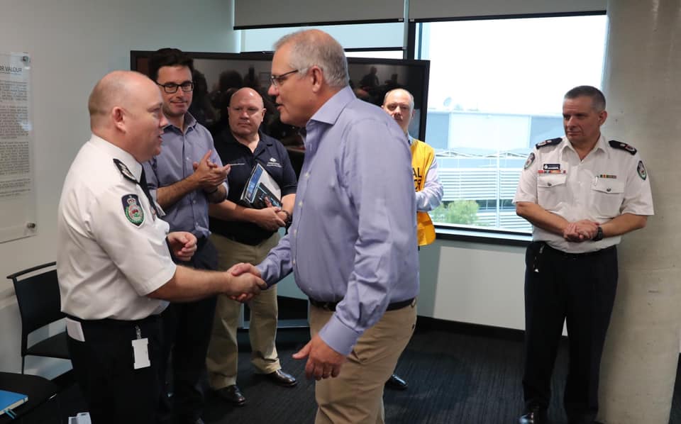 莫里森親自前往消防單位做慰問。 圖:翻攝自Scott Morrison (ScoMo)臉書 莫里森親自前往消防單位做慰問。 圖:翻攝自Scott Morrison (ScoMo)臉書