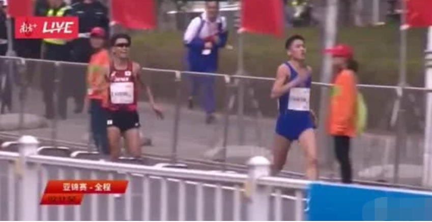 RI KANG BOM原本領先日本選手神也大地幾十米的距離。 圖:翻攝自微信 RI KANG BOM原本領先日本選手神也大地幾十米的距離。 圖:翻攝自微信