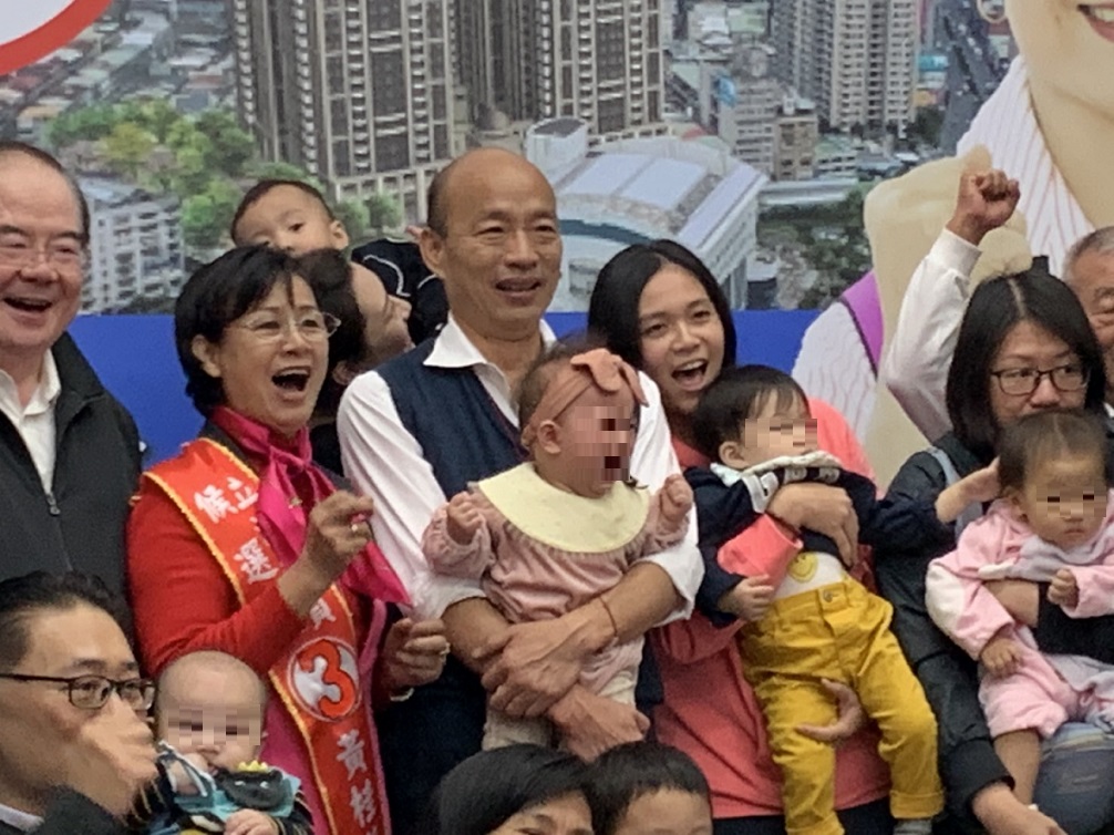 韓國瑜陪同立委候選人黃桂蘭出席寶寶爬行比賽。 圖:陳佩君/攝(資料照片) 韓國瑜陪同立委候選人黃桂蘭出席寶寶爬行比賽。 圖:陳佩君/攝(資料照片)