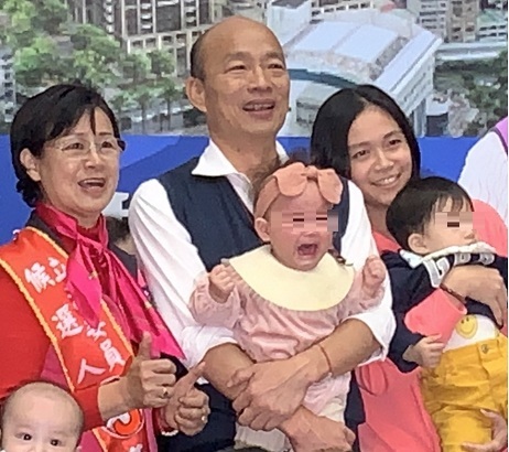 國民黨總統候選人韓國瑜22日與國民黨立委參選人黃桂蘭一同出席寶寶爬行賽,韓國瑜抱的嬰兒被嚇到嚎啕大哭。 圖:陳佩君/攝(資料照) 國民黨總統候選人韓國瑜22日與國民黨立委參選人黃桂蘭一同出席寶寶爬行賽,韓國瑜抱的嬰兒被嚇到嚎啕大哭。 圖:陳佩君/攝(資料照)