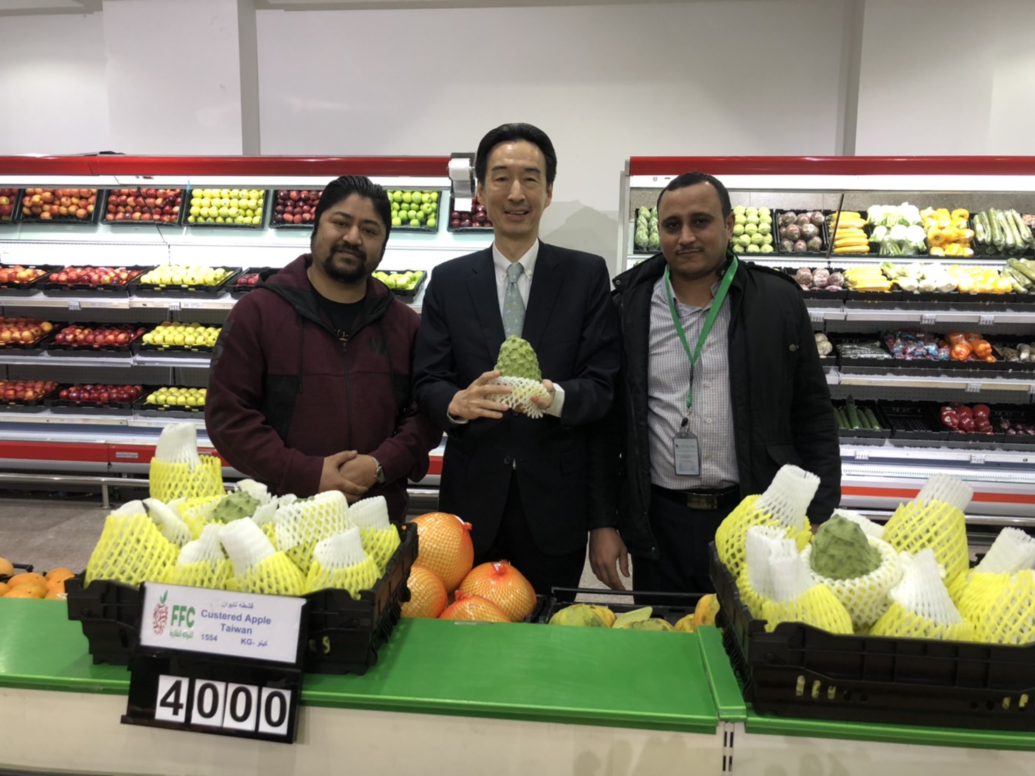 我駐科威特代表處代表牟華瑋(中)感謝科國蔬果進口商「新鮮蔬果公司」工作人員的辛勞,同時也看看鳳梨釋迦在超市鋪貨情況。 圖:科威特代表處提供(資料照片) 我駐科威特代表處代表牟華瑋(中)感謝科國蔬果進口商「新鮮蔬果公司」工作人員的辛勞,同時也看看鳳梨釋迦在超市鋪貨情況。 圖:科威特代表處提供(資料照片)