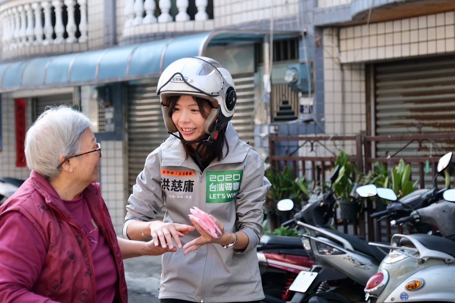 騎歐兜邁「追垃圾車」拜票,洪慈庸偕同夫婿卓冠廷和鄉親搏感情。 圖:洪慈庸辦公室/提供 騎歐兜邁「追垃圾車」拜票,洪慈庸偕同夫婿卓冠廷和鄉親搏感情。 圖:洪慈庸辦公室/提供
