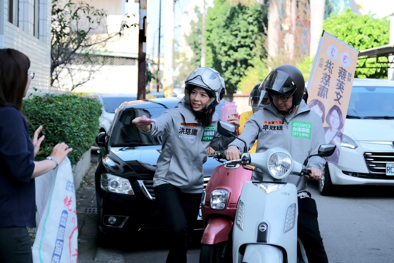 騎歐兜邁「追垃圾車」拜票,洪慈庸偕同夫婿卓冠廷和鄉親搏感情。 圖:洪慈庸辦公室/提供 騎歐兜邁「追垃圾車」拜票,洪慈庸偕同夫婿卓冠廷和鄉親搏感情。 圖:洪慈庸辦公室/提供