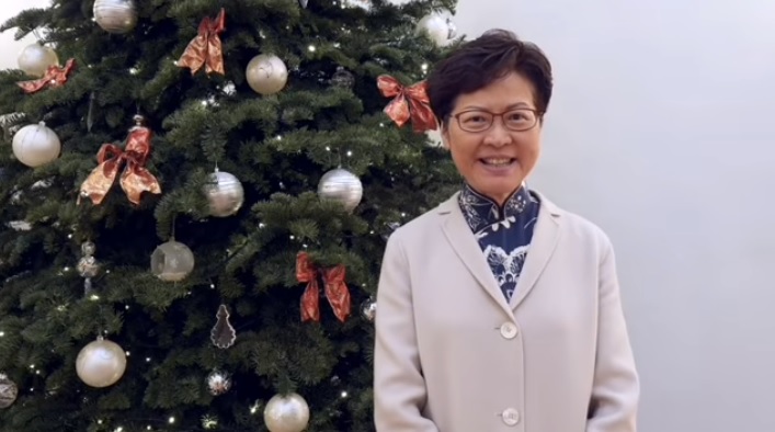 香港行政長官林鄭月娥今天在臉書發布影片,祝願市民有一個平和、安穩、愉快的聖誕節。 圖:翻攝林鄭月娥臉書影片 香港行政長官林鄭月娥今天在臉書發布影片,祝願市民有一個平和、安穩、愉快的聖誕節。 圖:翻攝林鄭月娥臉書影片