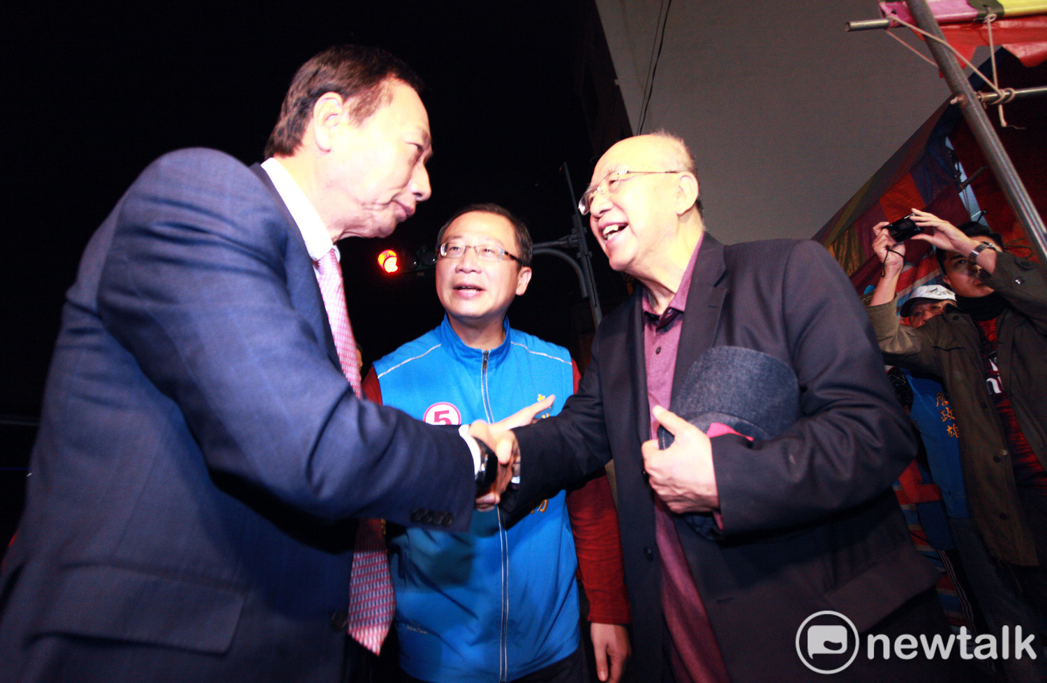 吳伯雄、吳志揚父子親自迎接郭台銘。 圖:林昀真/攝 吳伯雄、吳志揚父子親自迎接郭台銘。 圖:林昀真/攝