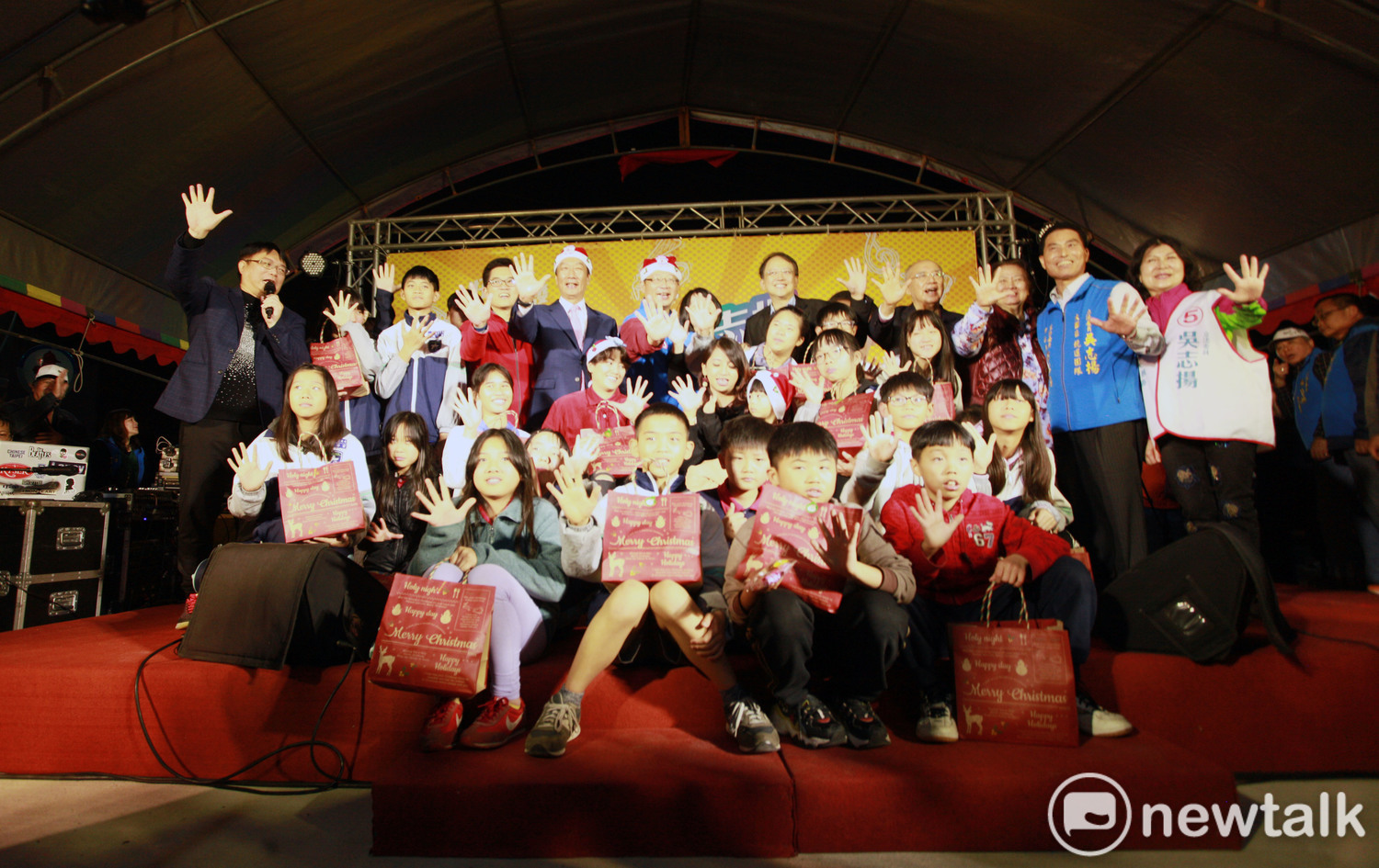 郭台銘今(24)日晚間與前台東縣長黃健庭一同到桃園為吳志揚站台。 圖:林昀真/攝 郭台銘今(24)日晚間與前台東縣長黃健庭一同到桃園為吳志揚站台。 圖:林昀真/攝