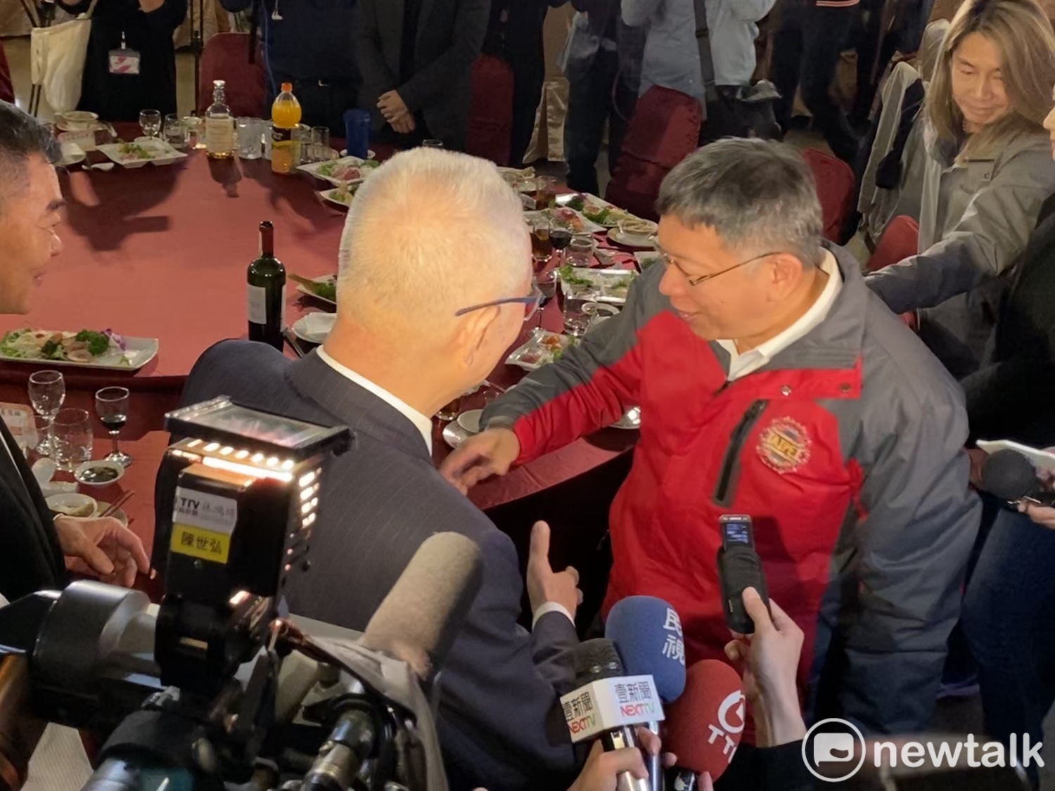 台北市長柯文哲和國民黨主席吳敦義互動。 圖:周煊惠 /攝 台北市長柯文哲和國民黨主席吳敦義互動。 圖:周煊惠 /攝