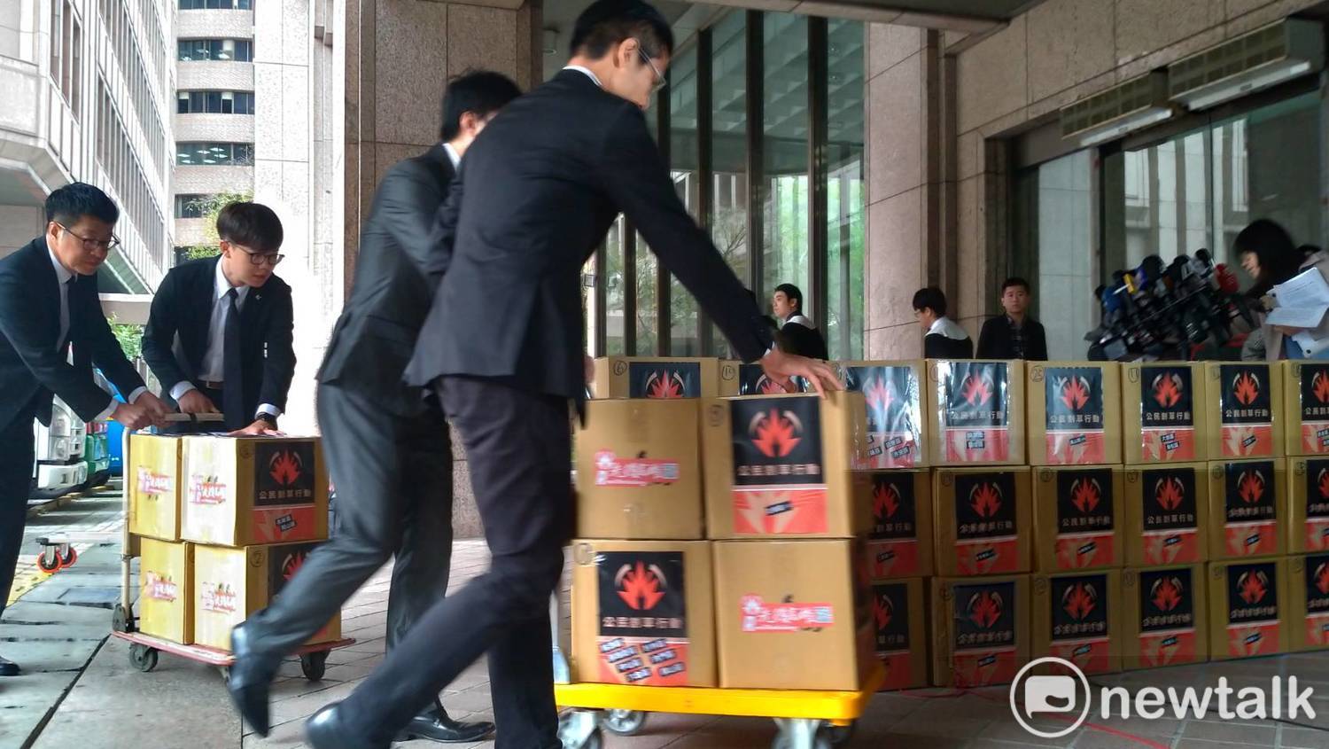 公民團體今天送交3萬份罷免書。 圖:陳佩君/攝 公民團體今天送交3萬份罷免書。 圖:陳佩君/攝