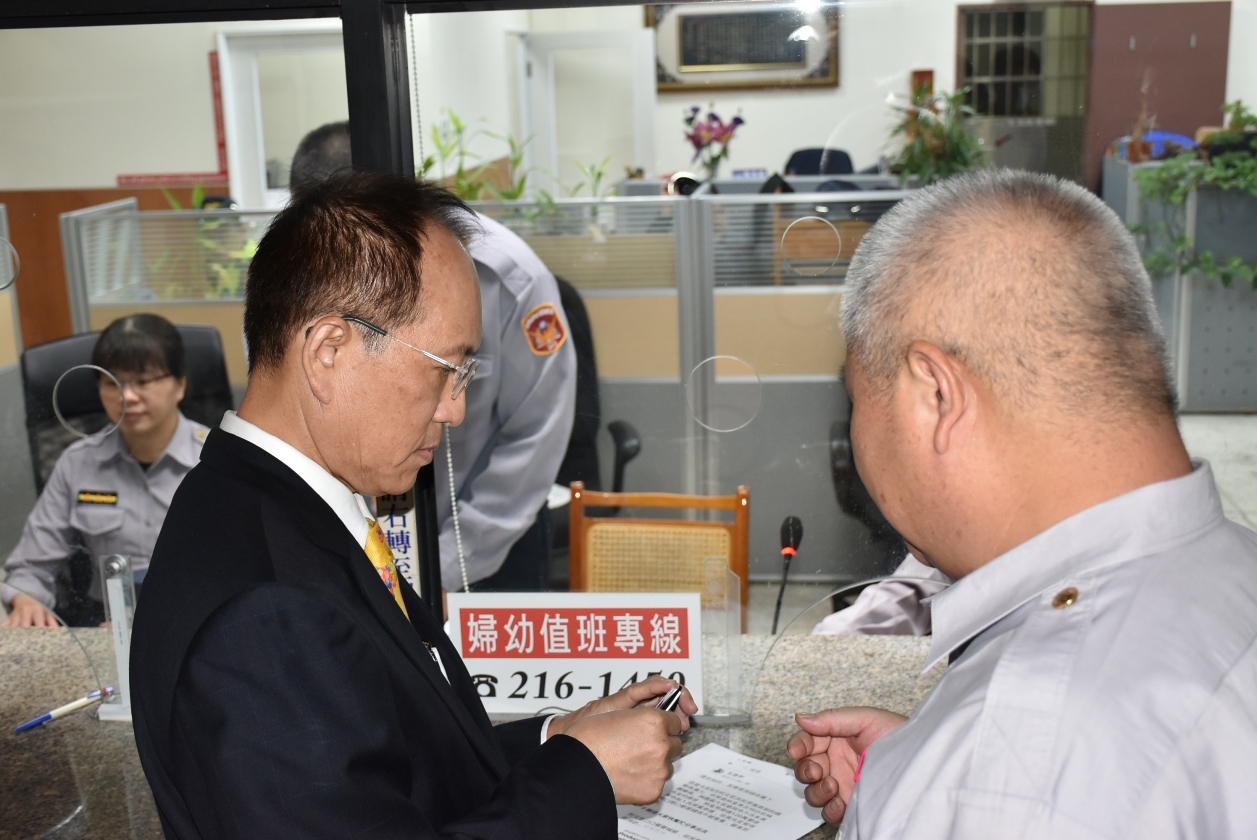 林富男(左)至高檢遞狀控告王浩宇。 圖:孫家銘/攝 林富男(左)至高檢遞狀控告王浩宇。 圖:孫家銘/攝