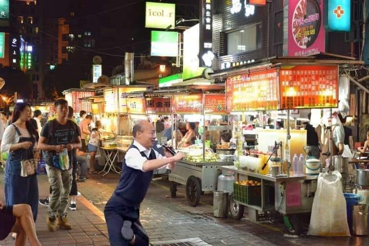 有網友看到范世平的評論,特別在臉書貼上韓國瑜在夜市的梗圖,直言「韓國瑜選後落選可以去夜市賣」。 圖:翻攝自臉書 有網友看到范世平的評論,特別在臉書貼上韓國瑜在夜市的梗圖,直言「韓國瑜選後落選可以去夜市賣」。 圖:翻攝自臉書