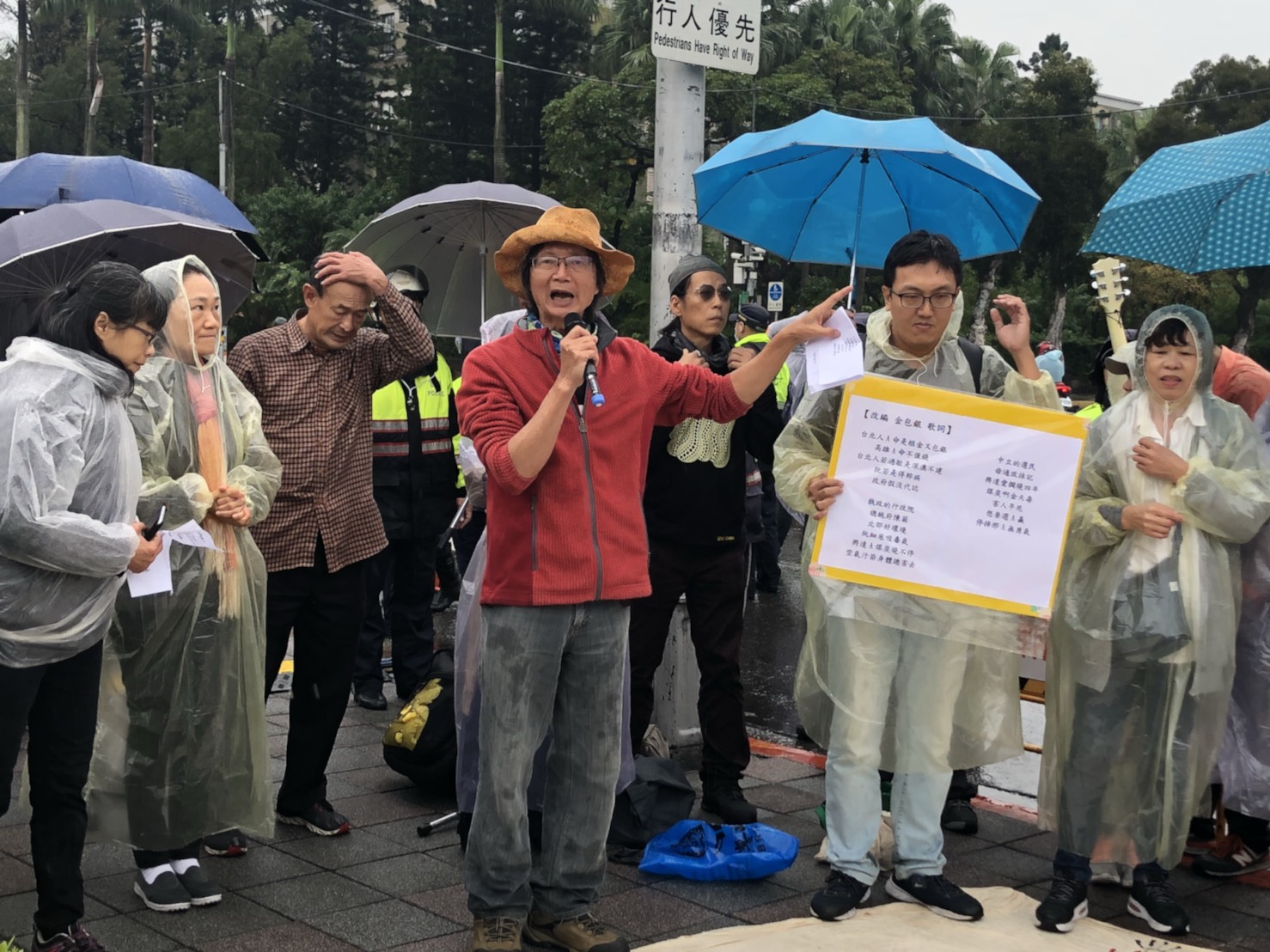 南部民眾北上冒雨在總統府前請願。 圖:南部反空污大聯盟/提供 南部民眾北上冒雨在總統府前請願。 圖:南部反空污大聯盟/提供
