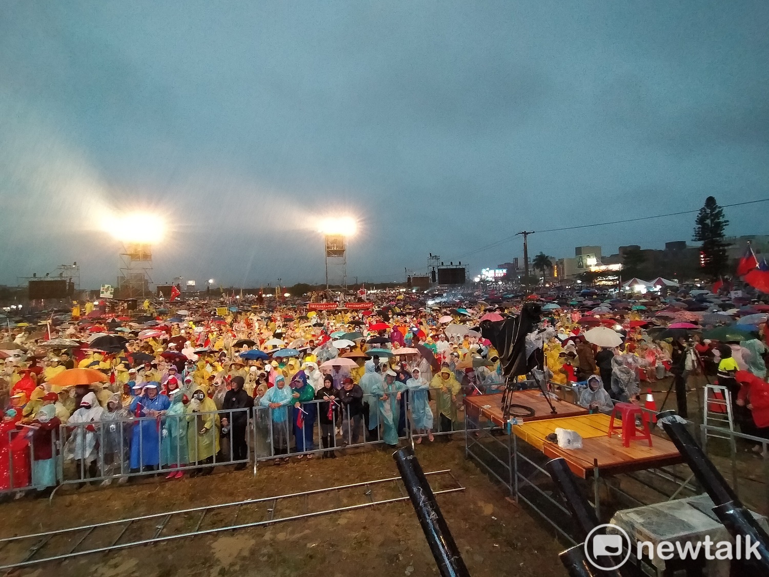 活動未開始前,支持者在台下耐心等待。 圖:唐復年/攝 活動未開始前,支持者在台下耐心等待。 圖:唐復年/攝
