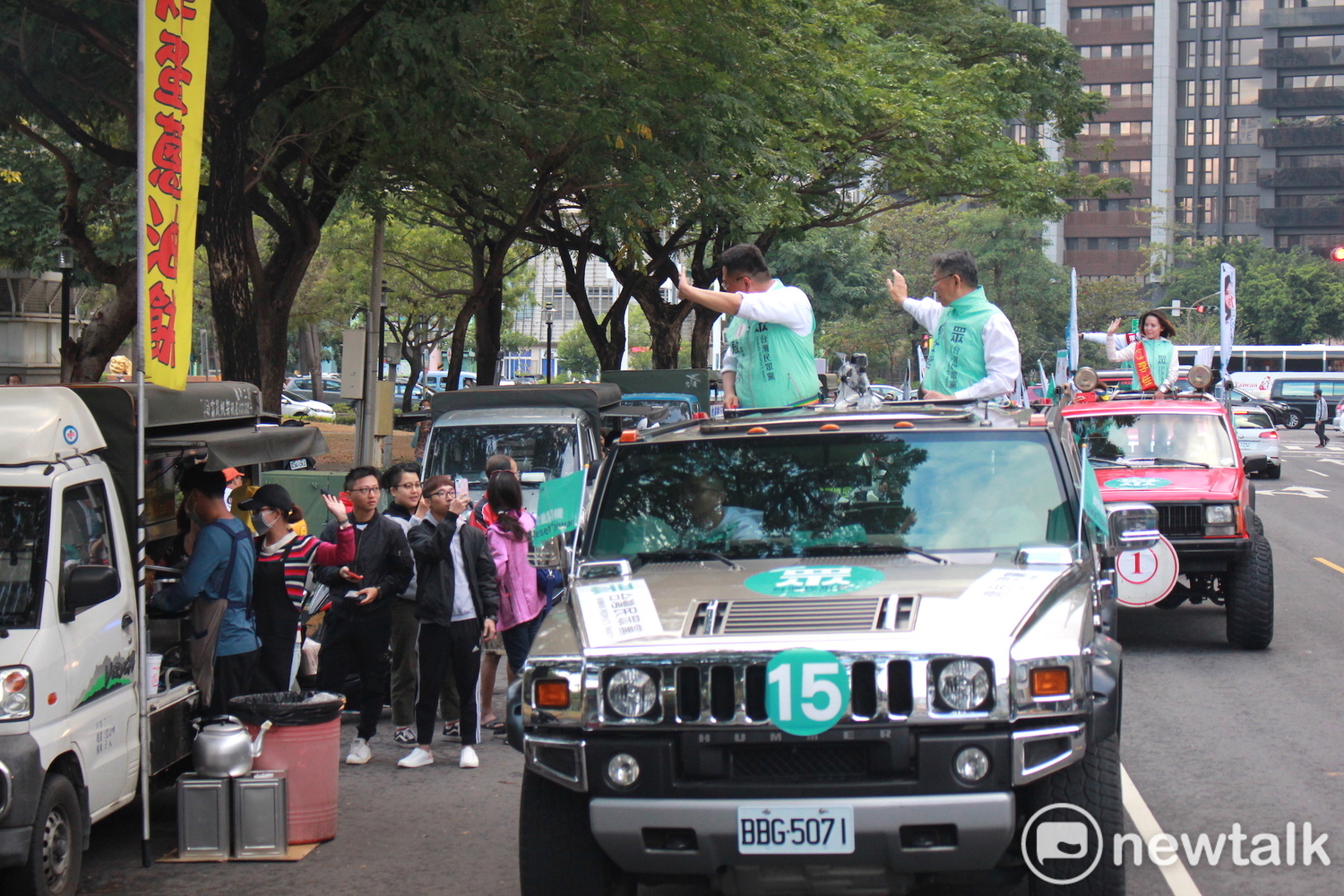 民眾黨主席柯文哲高雄車隊掃街拜票。 圖:周煊惠 /攝 民眾黨主席柯文哲高雄車隊掃街拜票。 圖:周煊惠 /攝