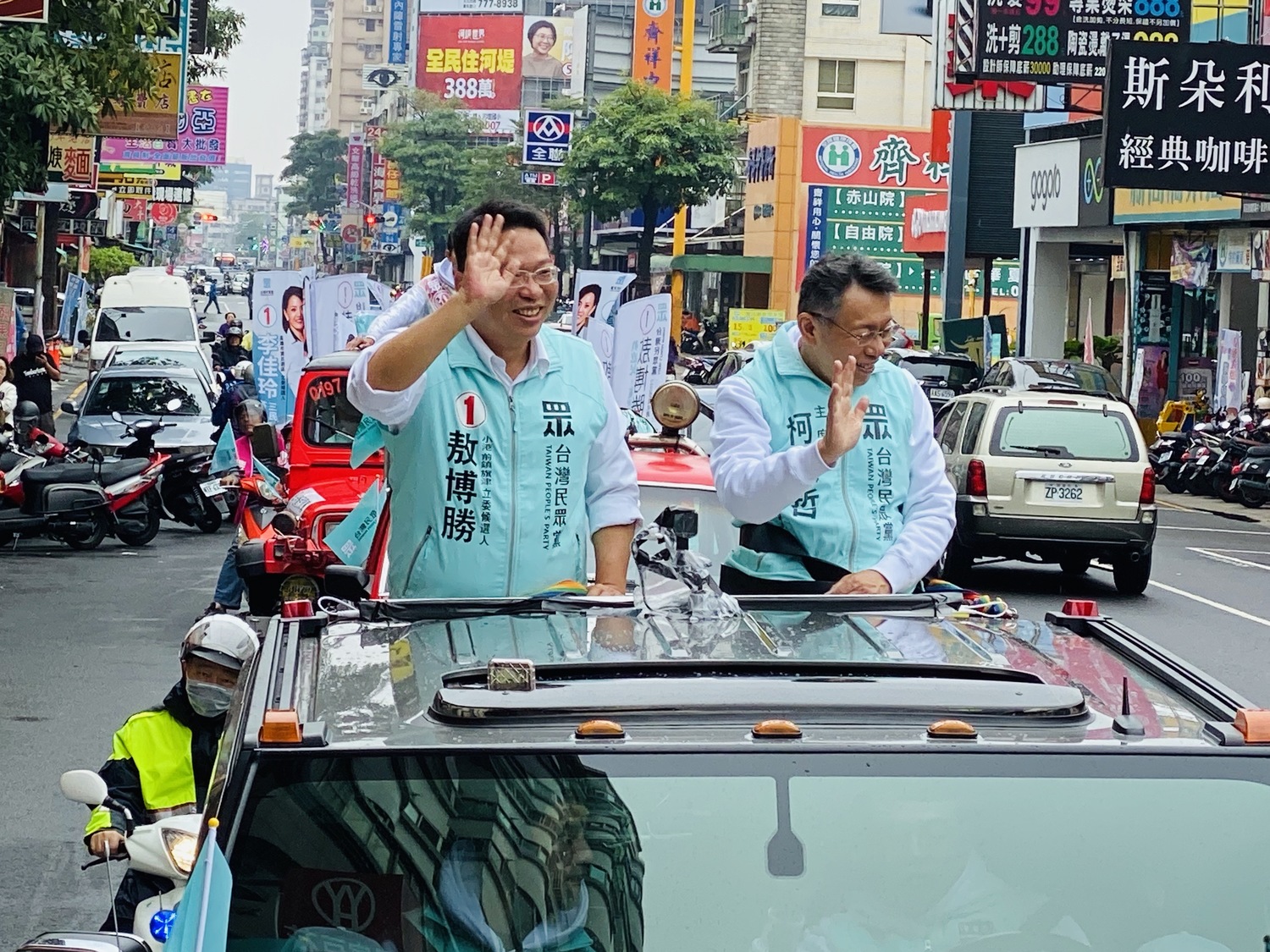 民眾黨主席柯文哲與黨籍立委候選人敖博勝。 圖:周煊惠 /攝 民眾黨主席柯文哲與黨籍立委候選人敖博勝。 圖:周煊惠 /攝