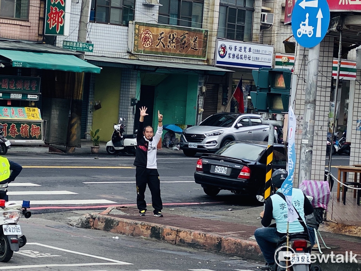 民眾手比民眾黨政黨號次15表達支持。 圖:周煊惠 /攝 民眾手比民眾黨政黨號次15表達支持。 圖:周煊惠 /攝