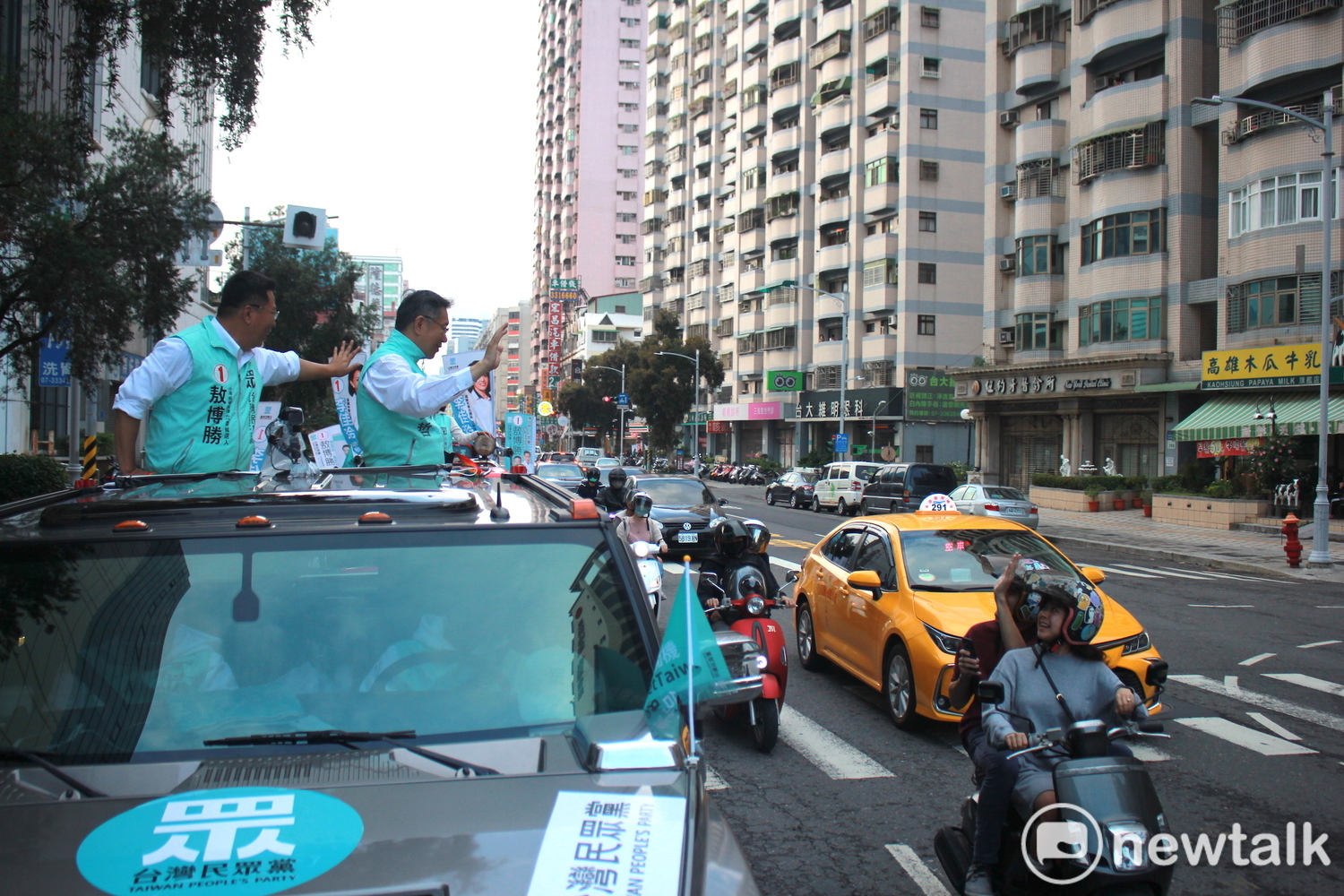 有民眾騎摩托車經過,與柯文哲熱情揮手。 圖:周煊惠 /攝 有民眾騎摩托車經過,與柯文哲熱情揮手。 圖:周煊惠 /攝