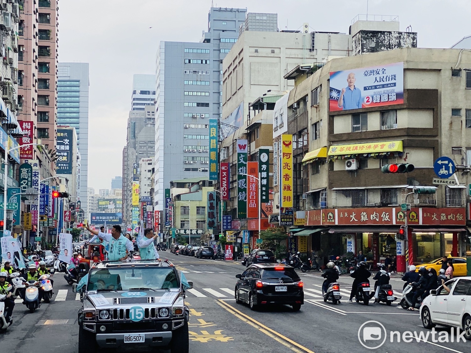 柯文哲車隊掃街拜票。 圖:周煊惠 /攝 柯文哲車隊掃街拜票。 圖:周煊惠 /攝