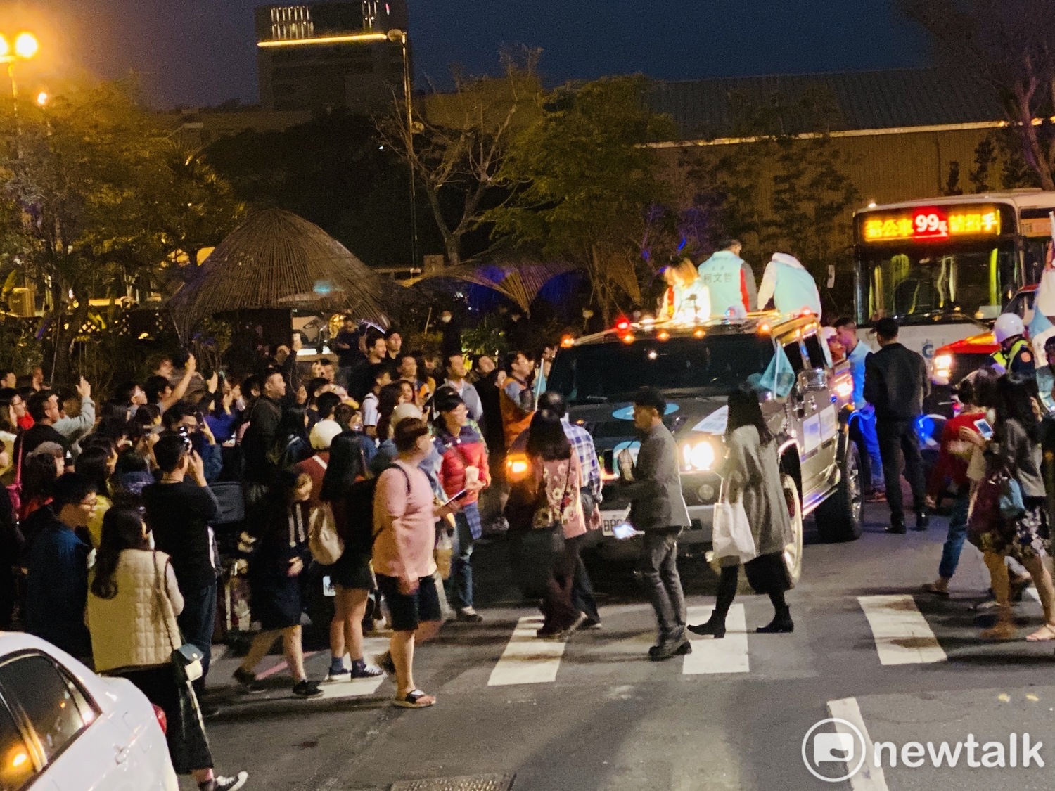 柯文哲28日晚間赴香蕉碼頭時,當地許多民眾看到是柯文哲,拿起手機捕捉畫面。 圖:周煊惠 /攝 柯文哲28日晚間赴香蕉碼頭時,當地許多民眾看到是柯文哲,拿起手機捕捉畫面。 圖:周煊惠 /攝