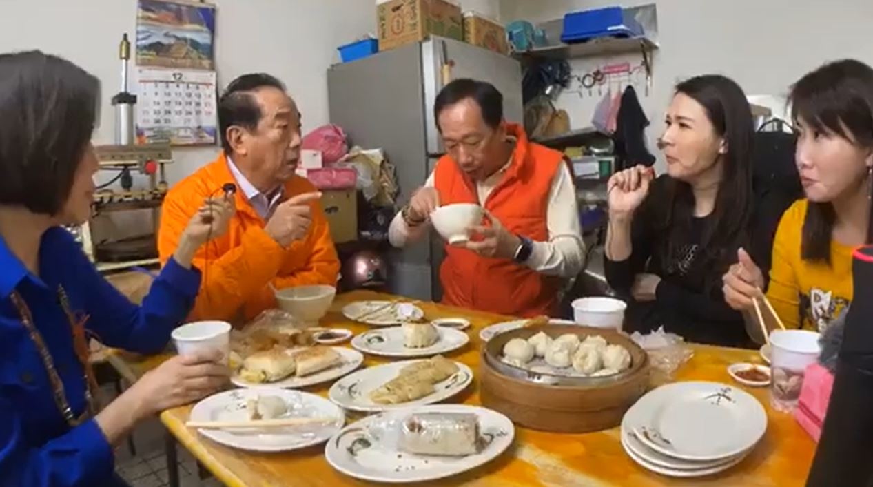 郭台銘和宋楚瑜今早一同吃早餐開直播與網友互動。 圖:翻攝郭台銘臉書 郭台銘和宋楚瑜今早一同吃早餐開直播與網友互動。 圖:翻攝郭台銘臉書
