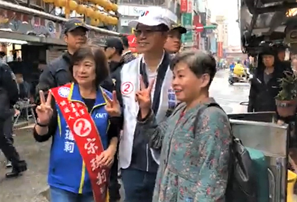 國民黨副總統參選人張善政今日前往基隆,陪同立委參選人宋瑋莉掃街拜票。 圖:翻攝自宋瑋莉臉書 國民黨副總統參選人張善政今日前往基隆,陪同立委參選人宋瑋莉掃街拜票。 圖:翻攝自宋瑋莉臉書