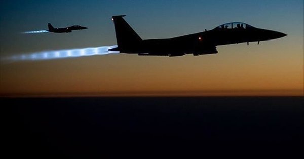 美軍今天稍早派出數架F-15戰機,在伊拉克西部和敘利亞東部擊中5個和「真主黨旅」(Kataib Hezbollah)有關的攻擊目標。 圖 : 翻攝自推特 美軍今天稍早派出數架F-15戰機,在伊拉克西部和敘利亞東部擊中5個和「真主黨旅」(Kataib Hezbollah)有關的攻擊目標。 圖 : 翻攝自推特