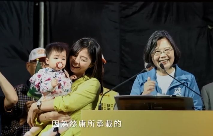 力拚連任的民進黨立委洪慈庸今(30)晚在臉書發文表示,雖然今年一片艱難,抱著孩子時更清楚未來的路該怎麼走。 圖:翻攝洪慈庸臉書影片 力拚連任的民進黨立委洪慈庸今(30)晚在臉書發文表示,雖然今年一片艱難,抱著孩子時更清楚未來的路該怎麼走。 圖:翻攝洪慈庸臉書影片