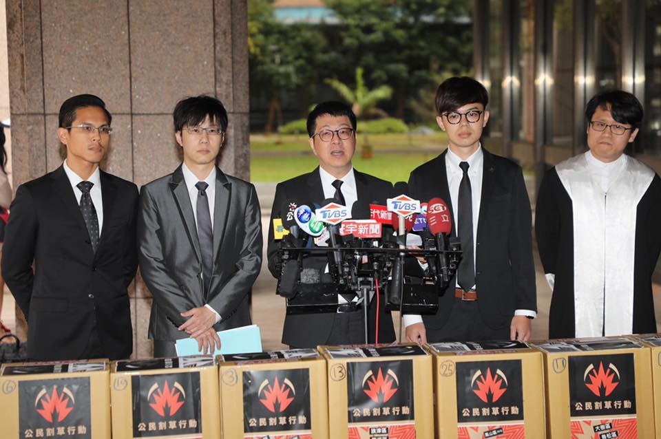 包括「Wecare高雄」、「公民割草行動」、「台灣基進」等政黨團體,26日啟動罷韓行動。 圖:翻攝自Wecare高臉書 包括「Wecare高雄」、「公民割草行動」、「台灣基進」等政黨團體,26日啟動罷韓行動。 圖:翻攝自Wecare高臉書