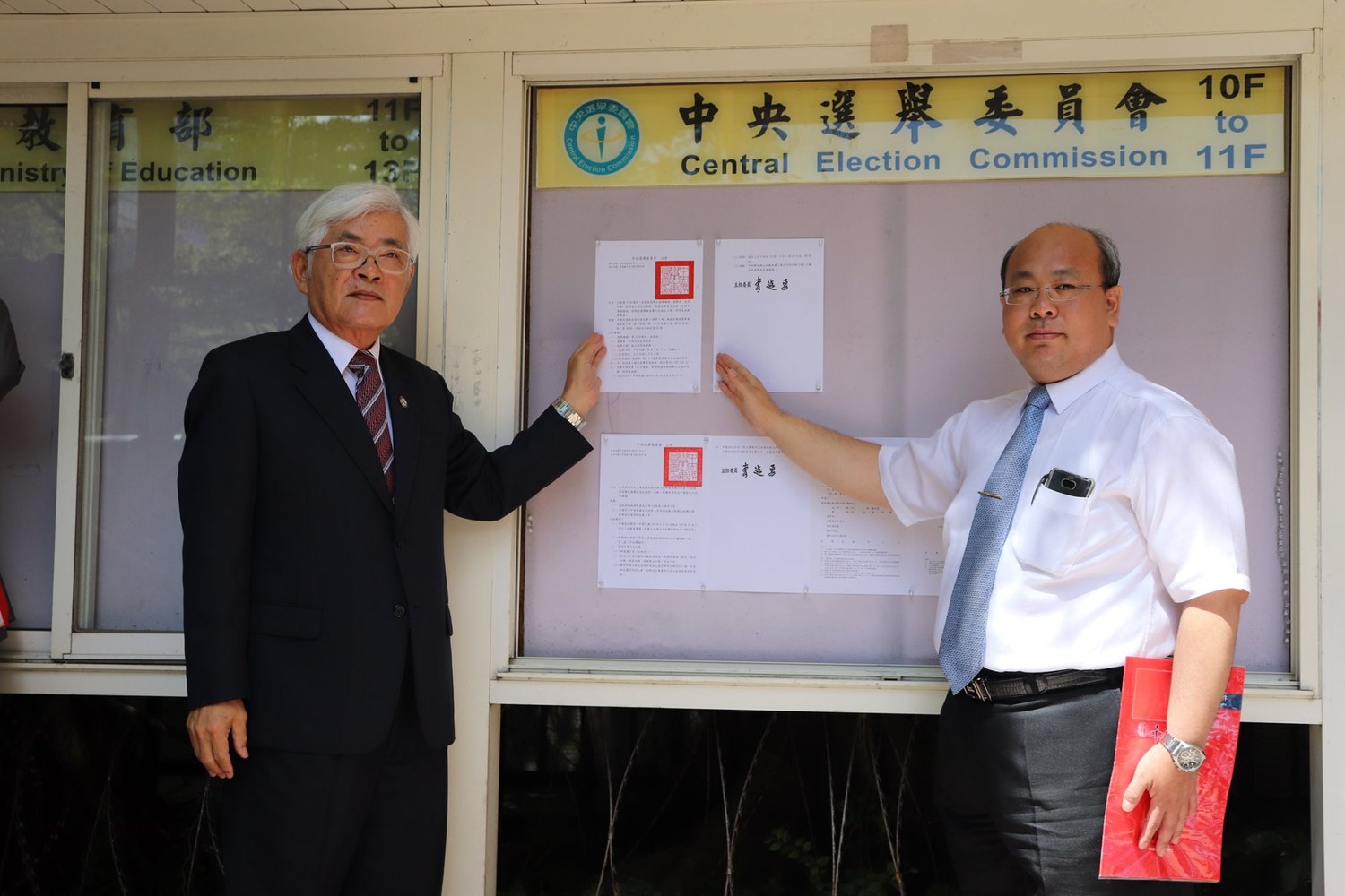 中選會今天(31日)針對「投票通知單晚寄」的謠言,特別提出嚴正澄清,強調投票通知單會由鄉鎮市區公所於投票日2日前分送選舉區內各戶。 圖:翻攝中央選舉委員會臉書 中選會今天(31日)針對「投票通知單晚寄」的謠言,特別提出嚴正澄清,強調投票通知單會由鄉鎮市區公所於投票日2日前分送選舉區內各戶。 圖:翻攝中央選舉委員會臉書