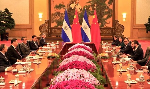 中國國家主席習近平(左二)12月初與薩爾瓦多總統布克爾(右)會面,雙方談了什麼,不得而知。 圖:翻攝自布克爾IG 中國國家主席習近平(左二)12月初與薩爾瓦多總統布克爾(右)會面,雙方談了什麼,不得而知。 圖:翻攝自布克爾IG