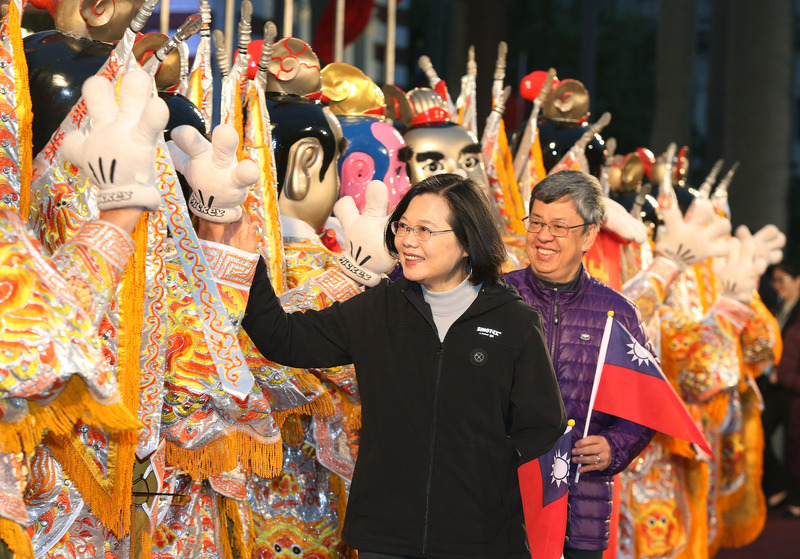 蔡總統參加元旦升旗,與三太子合影。 圖 : 中央社 蔡總統參加元旦升旗,與三太子合影。 圖 : 中央社