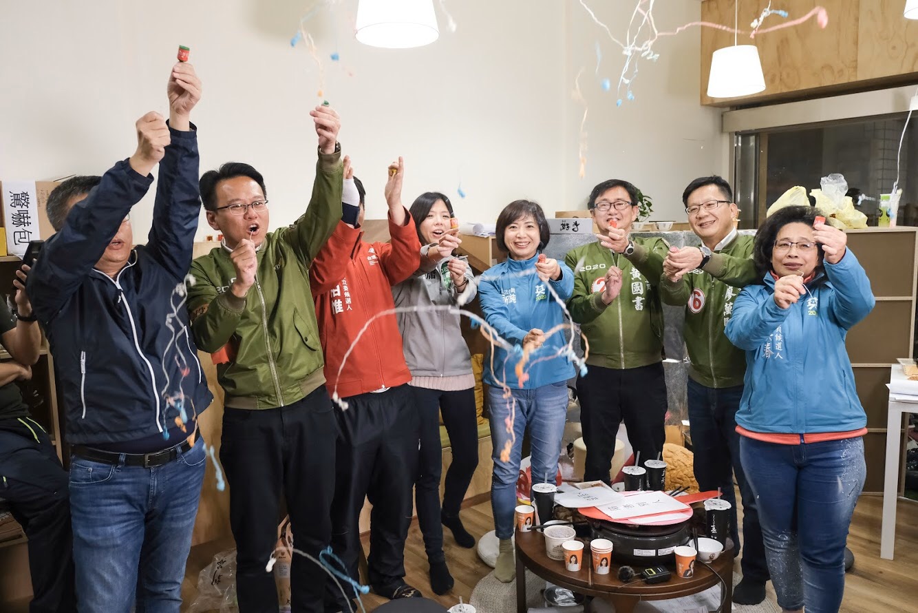 8位立委候選人首度聯合直播的超稀有畫面,吸引超過5500人同時在線觀看。 圖:洪慈庸立委辦公室/提供 8位立委候選人首度聯合直播的超稀有畫面,吸引超過5500人同時在線觀看。 圖:洪慈庸立委辦公室/提供