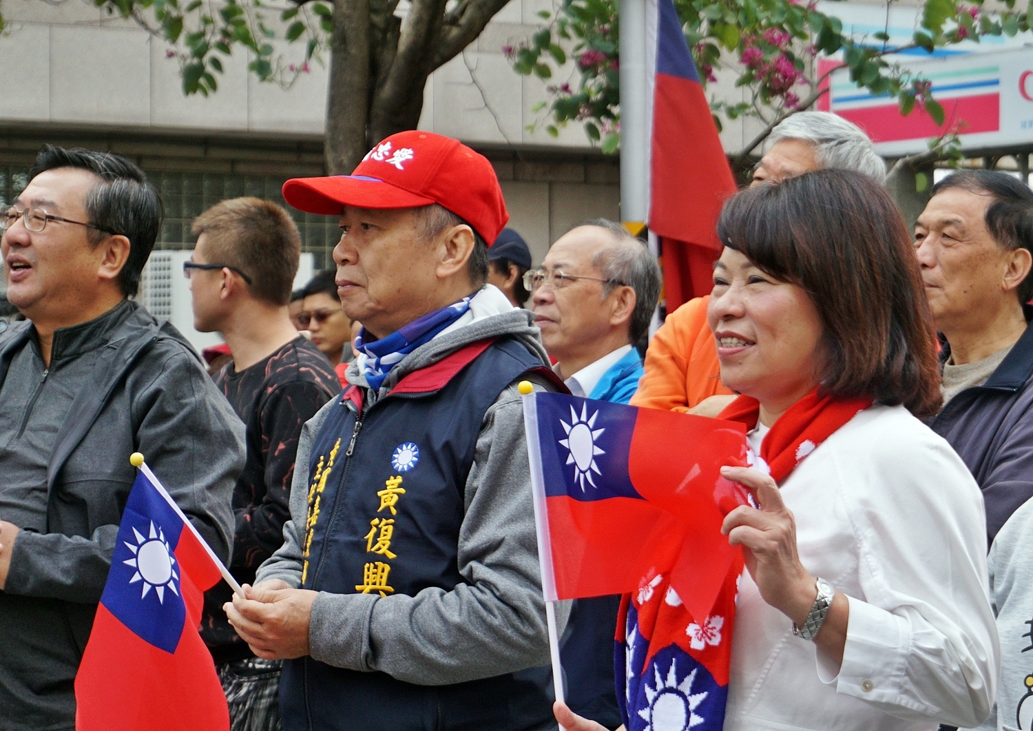 黃敏惠和現場的民眾一起揮動小國旗。 圖:黃敏惠辦公室/提供 黃敏惠和現場的民眾一起揮動小國旗。 圖:黃敏惠辦公室/提供