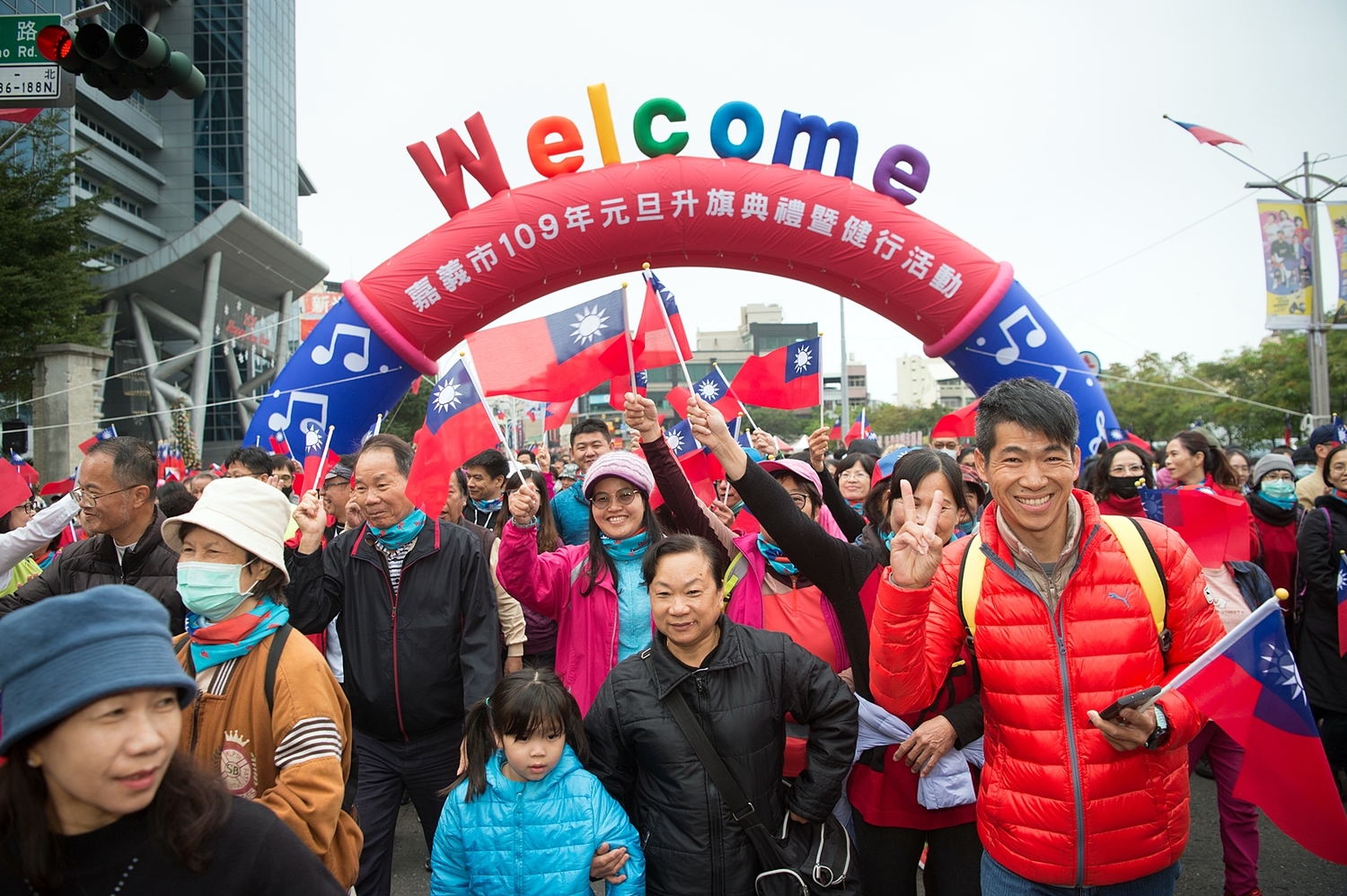 許多人參加嘉義市府前元旦升旗典禮暨健行活動。 圖:黃敏惠辦公室/提供 許多人參加嘉義市府前元旦升旗典禮暨健行活動。 圖:黃敏惠辦公室/提供